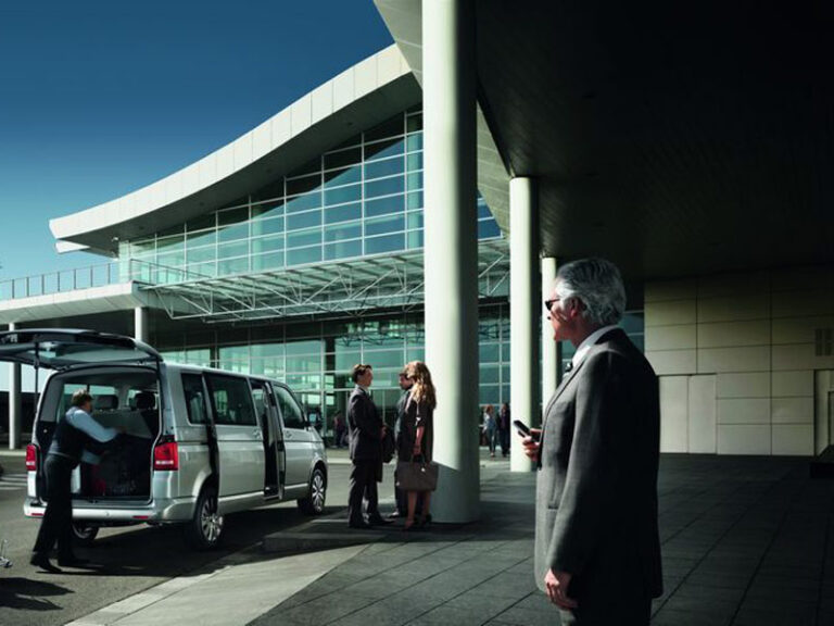 Brisbane Airport to Gold Coast Transfers Why Choose Luxury Chauffeur Car